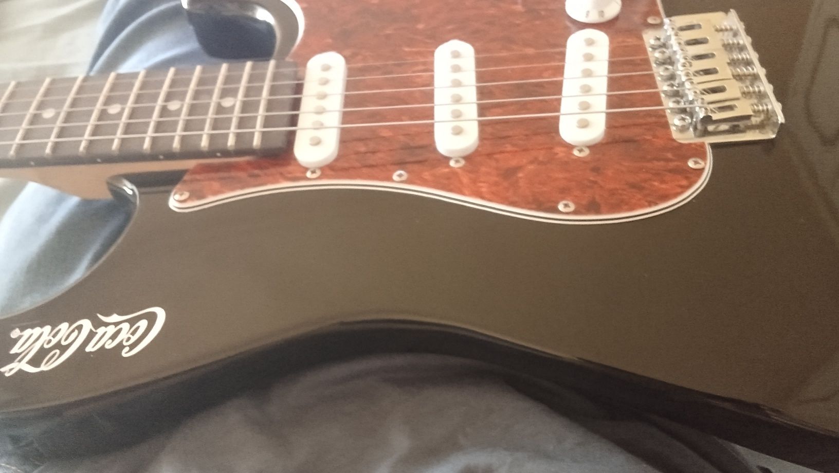 Guitarra IMAN nova com amplificador mochila e palheta