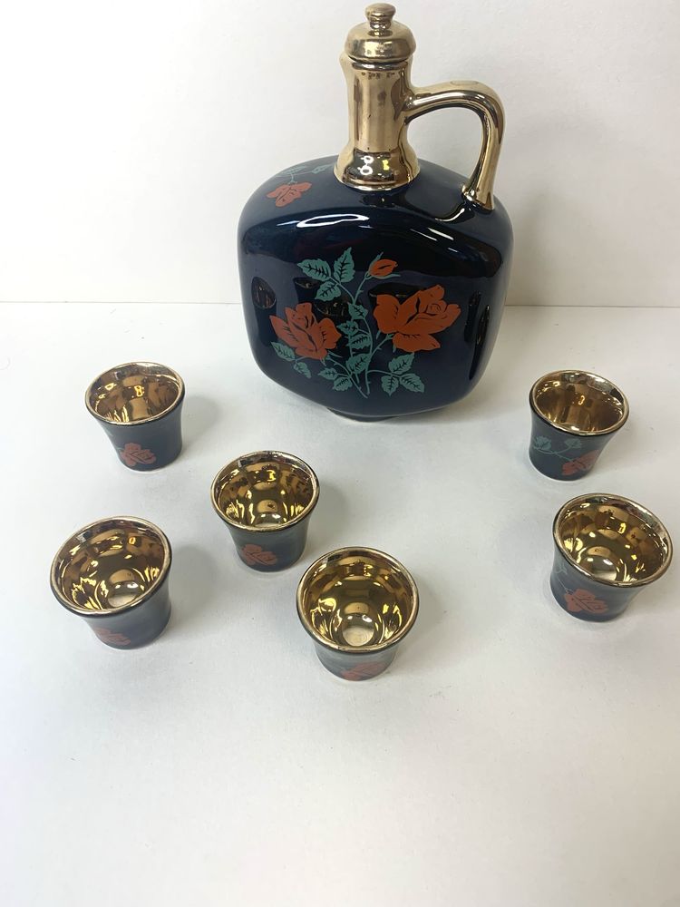 Karafka z kieliszkami np do sake retro czarna ze złotem motyw róży