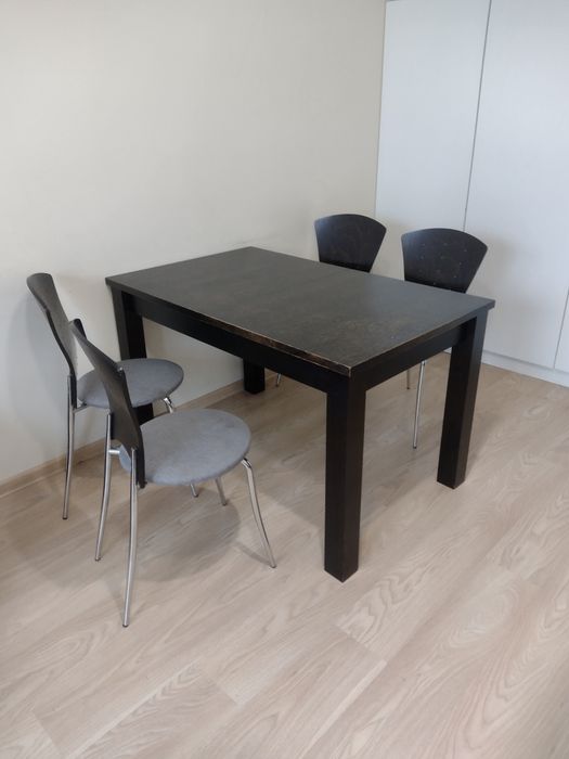 Stół rozkładany z krzesłami