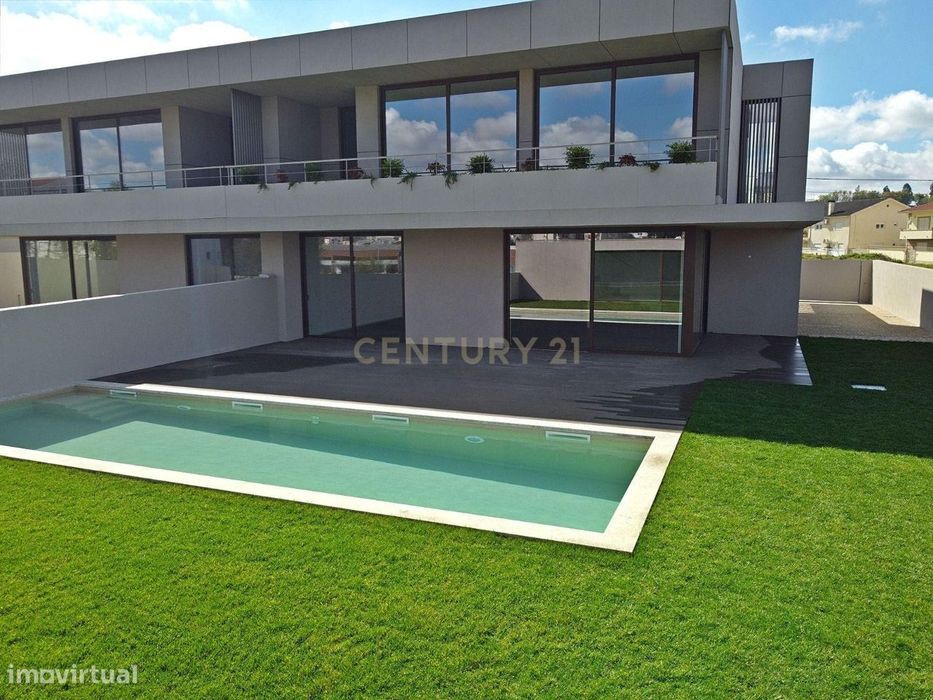“Villas Jardim” – Moradia T3 Nova, 3 Frentes com Piscina em Felgueiras