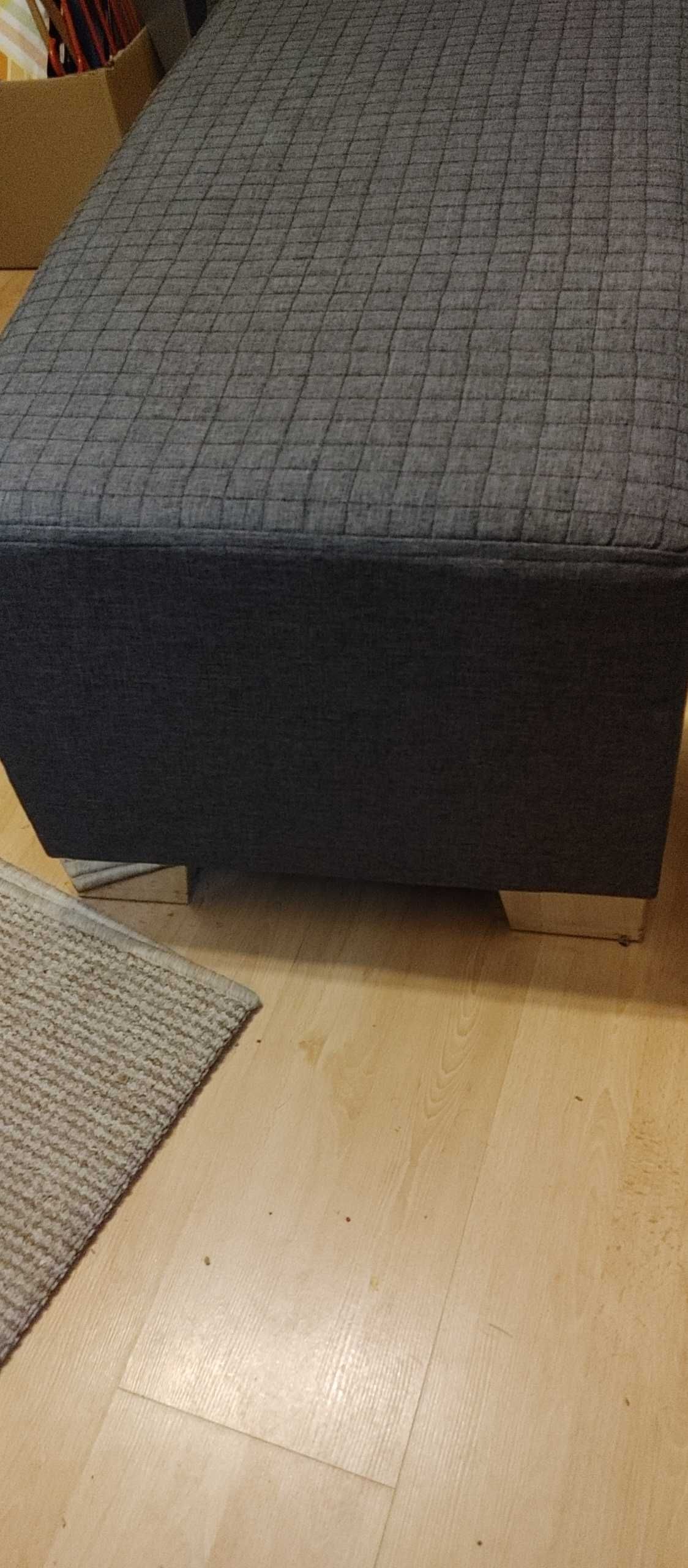 Puf szary pikowany-poduszki na kanape-szafka widzaca-polki IKEA-drewno