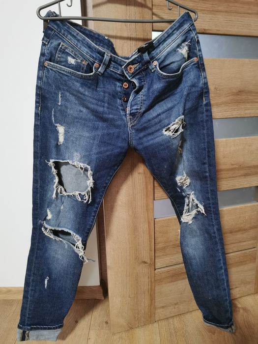 Jeansy z dziurami
