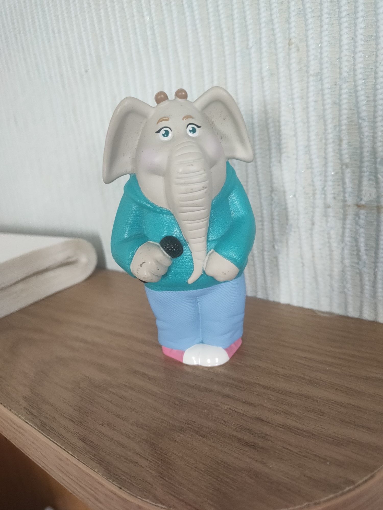 Фігурка з Happy Meal — Міна з мультфільму "Співай"!