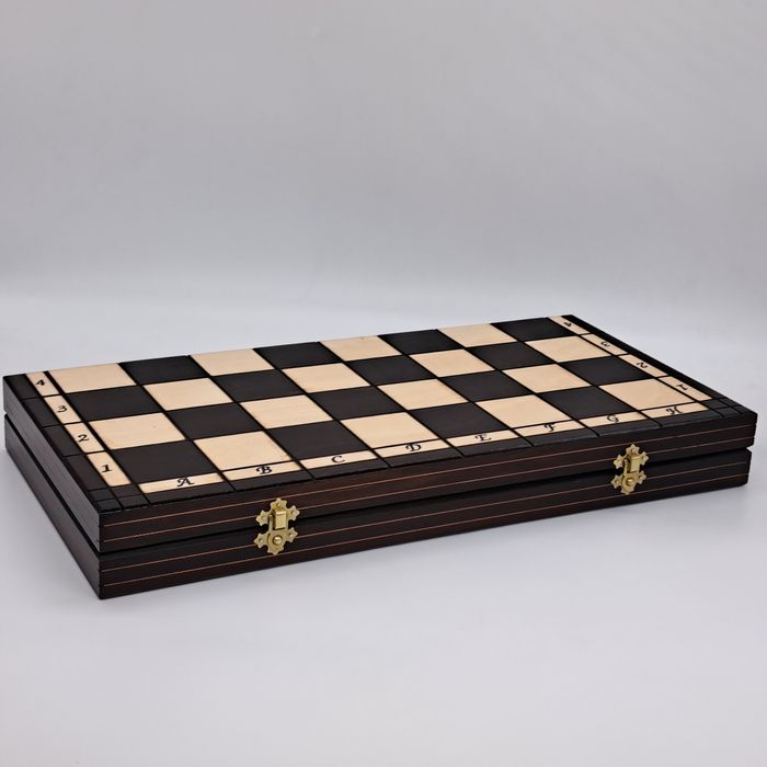 Шахи Спартанські. Дерев'яна дошка, пластикові фігури. 49х49см Шахматы