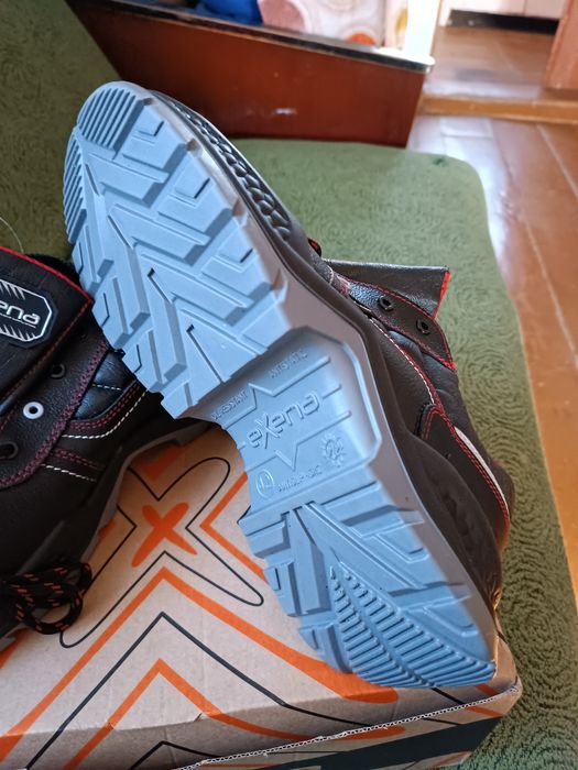 Продаются ботинки осенние,новые,42 размер полный,в отличном состоянии