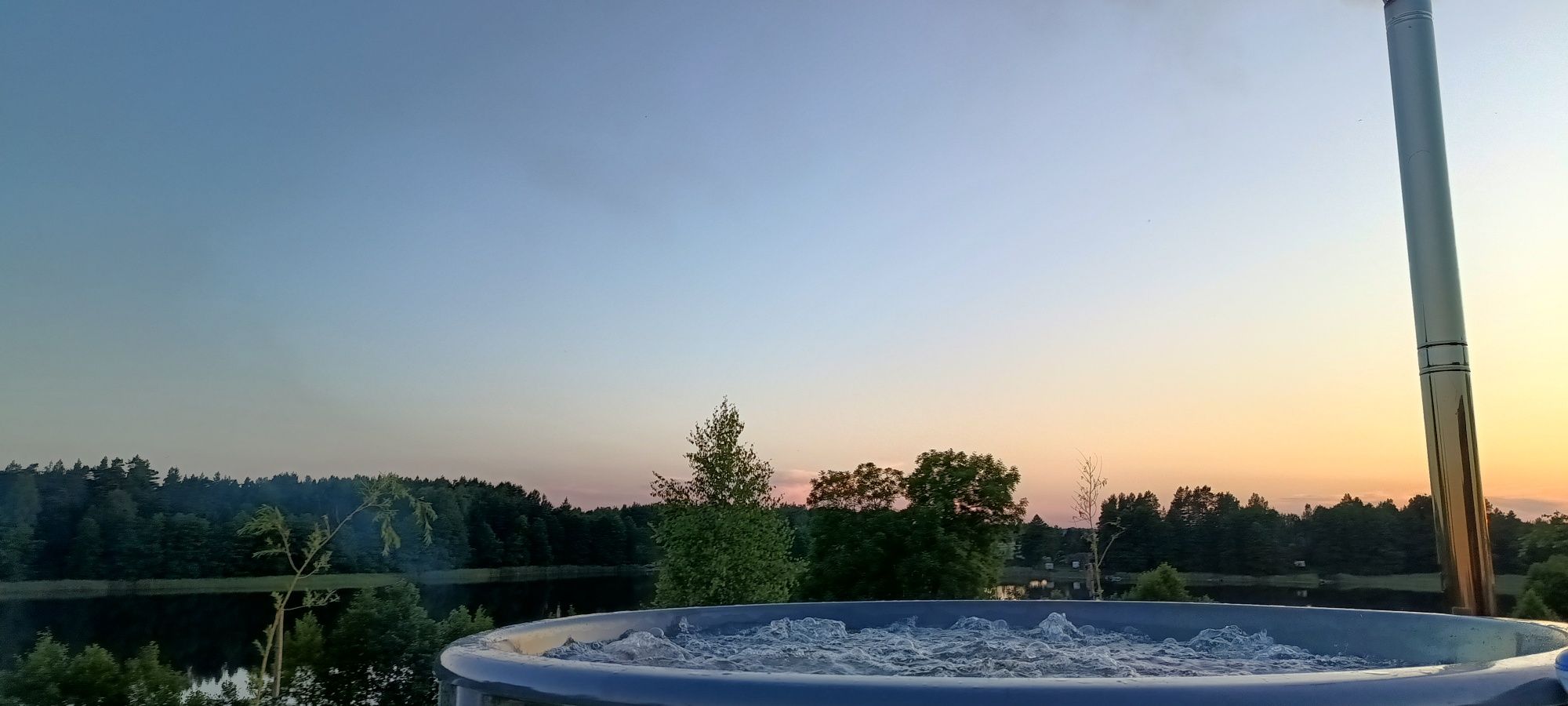 Domek nad jeziorem, jezioro, las, wakacje, urlop, domek holenderski