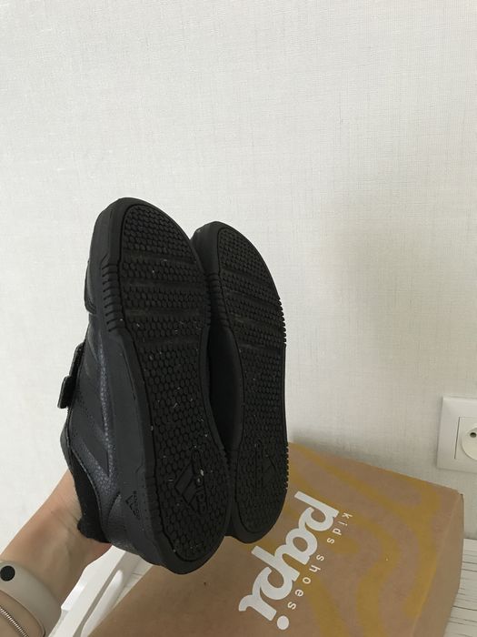 Кросівки adidas шкіра 33 розмір