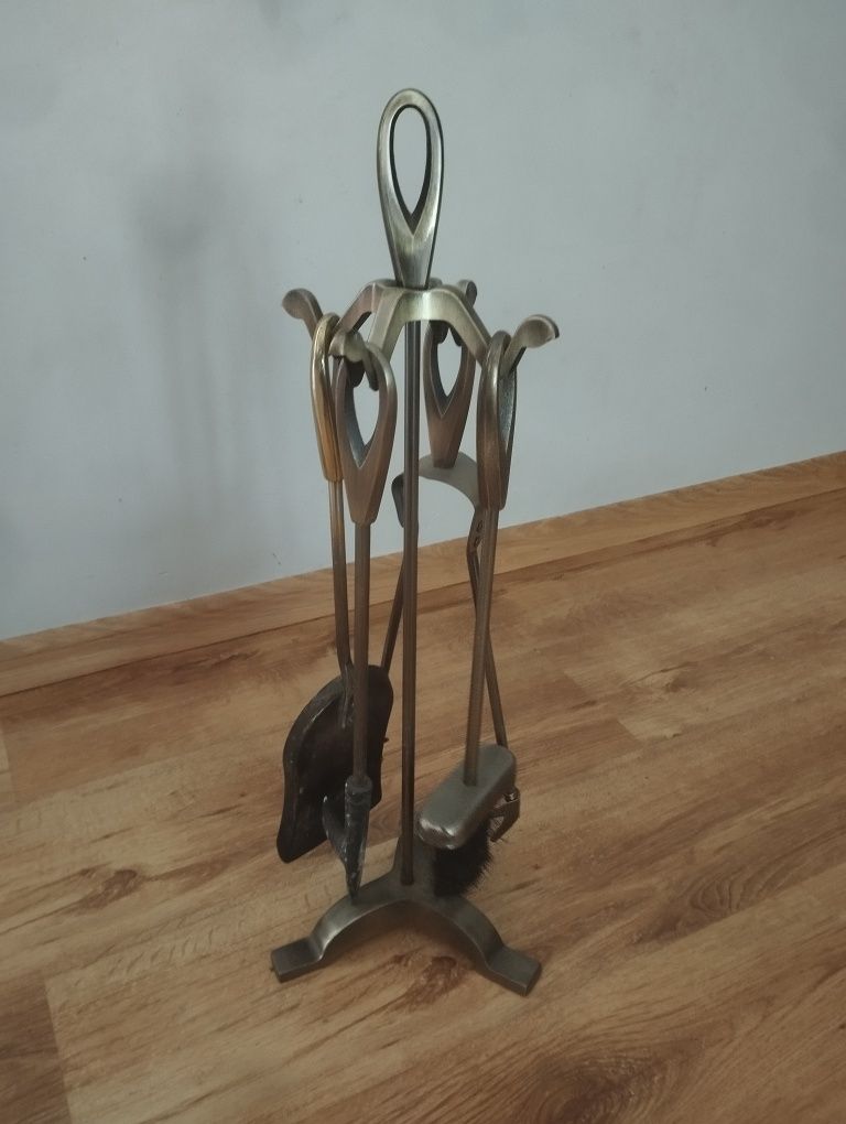 Zestaw przyrządów kominkowych, metalowy, patynowany, ciężki