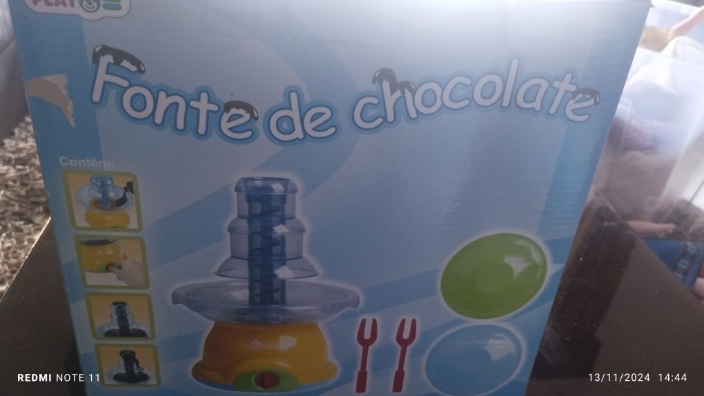 Máquina fonte de chocolate de criança
