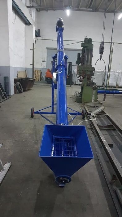 Погрузчик шнековый с подборщиком 2 м и высотой погрузки до 5 м