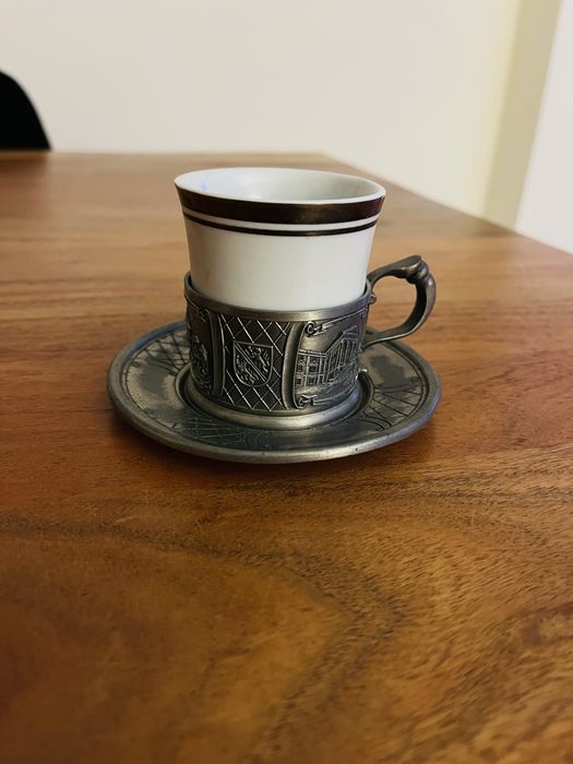 Chavena de café em porcelana e estanho