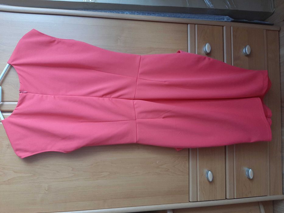 Malinowa sukienka koktajlowa