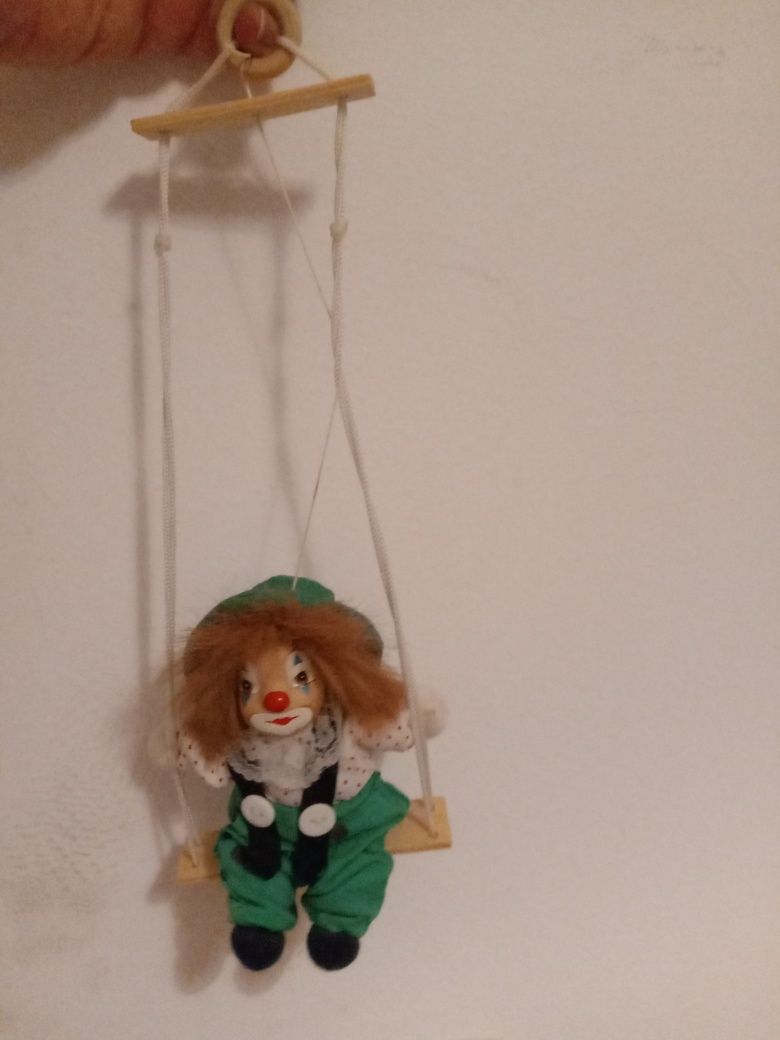 Mini lalka porcelanowa klaun na huśtawce