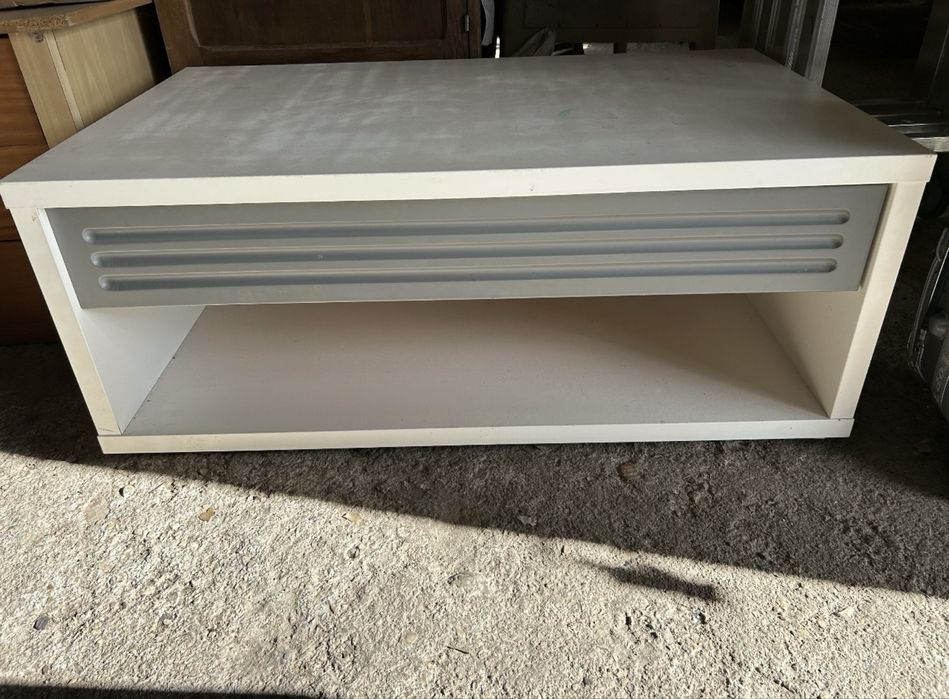 Mesa de centro branca com gaveta