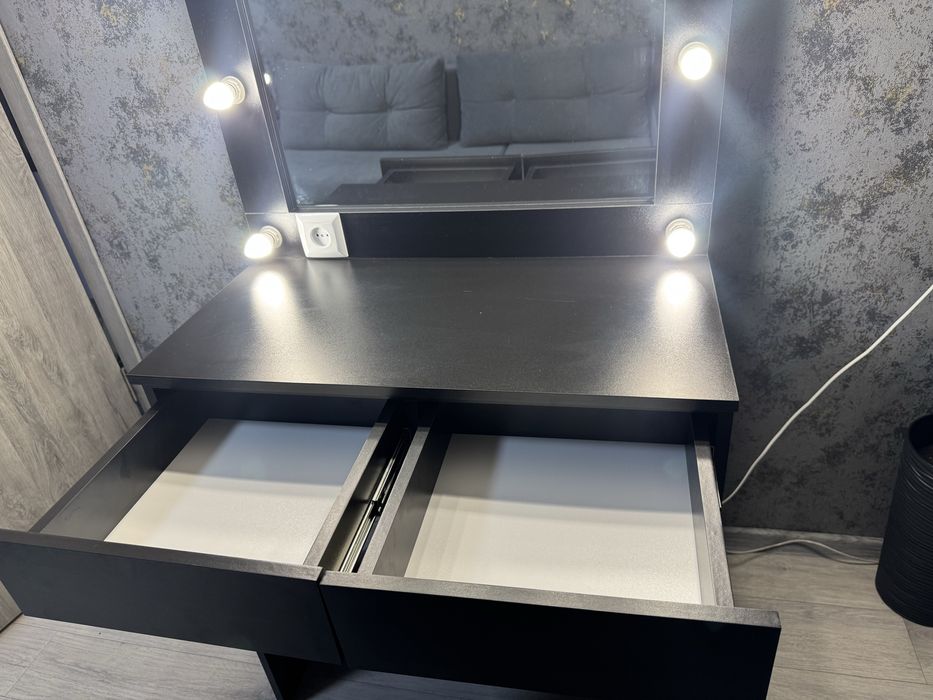 Макияжный столик