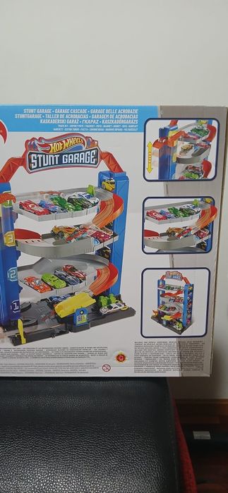 Garagem Hot Wheels com carrinho