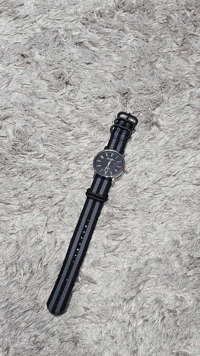 Relógio Preto com Pulseira com Riscas Cinzentas e Pretas
