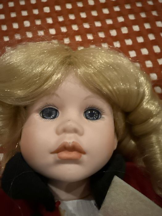 Boneca de porcelana com corpo de pano – Colecionável vintage