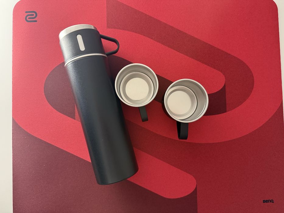 Zestaw termos + 3 kubki