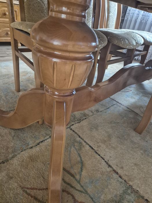 Stół w sam raz do salonu na święta.