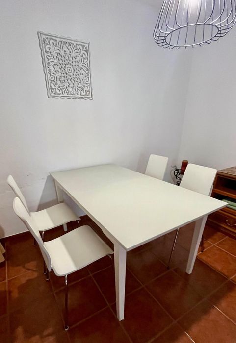Mesa de jantar e 4 cadeiras IKEA