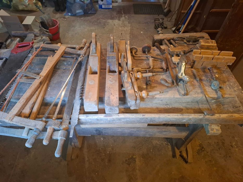 Zabytkowy stół stolarski z narzędziami