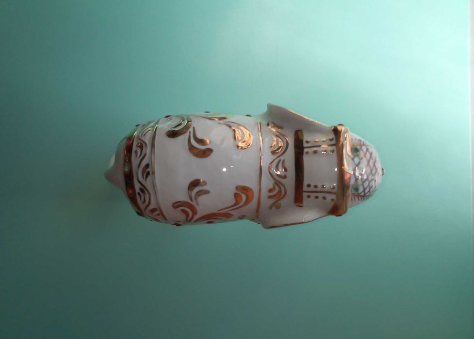 Elefante em porcelana, com pedrinhas de cores, usado