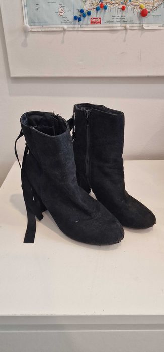 Botas de senhora usadas com pequeno defeito