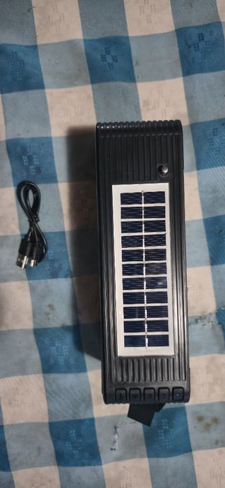 Coluna, radio, lanterna em 1