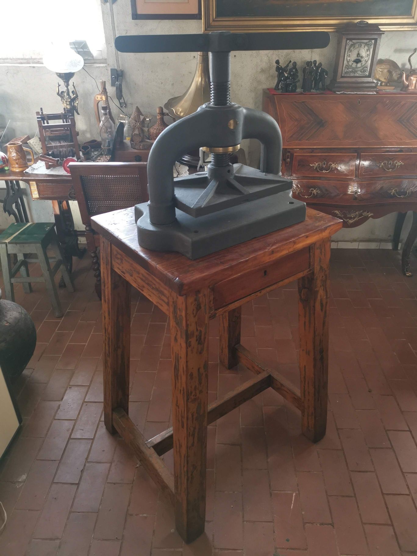 Prensa antiga com móvel em madeira