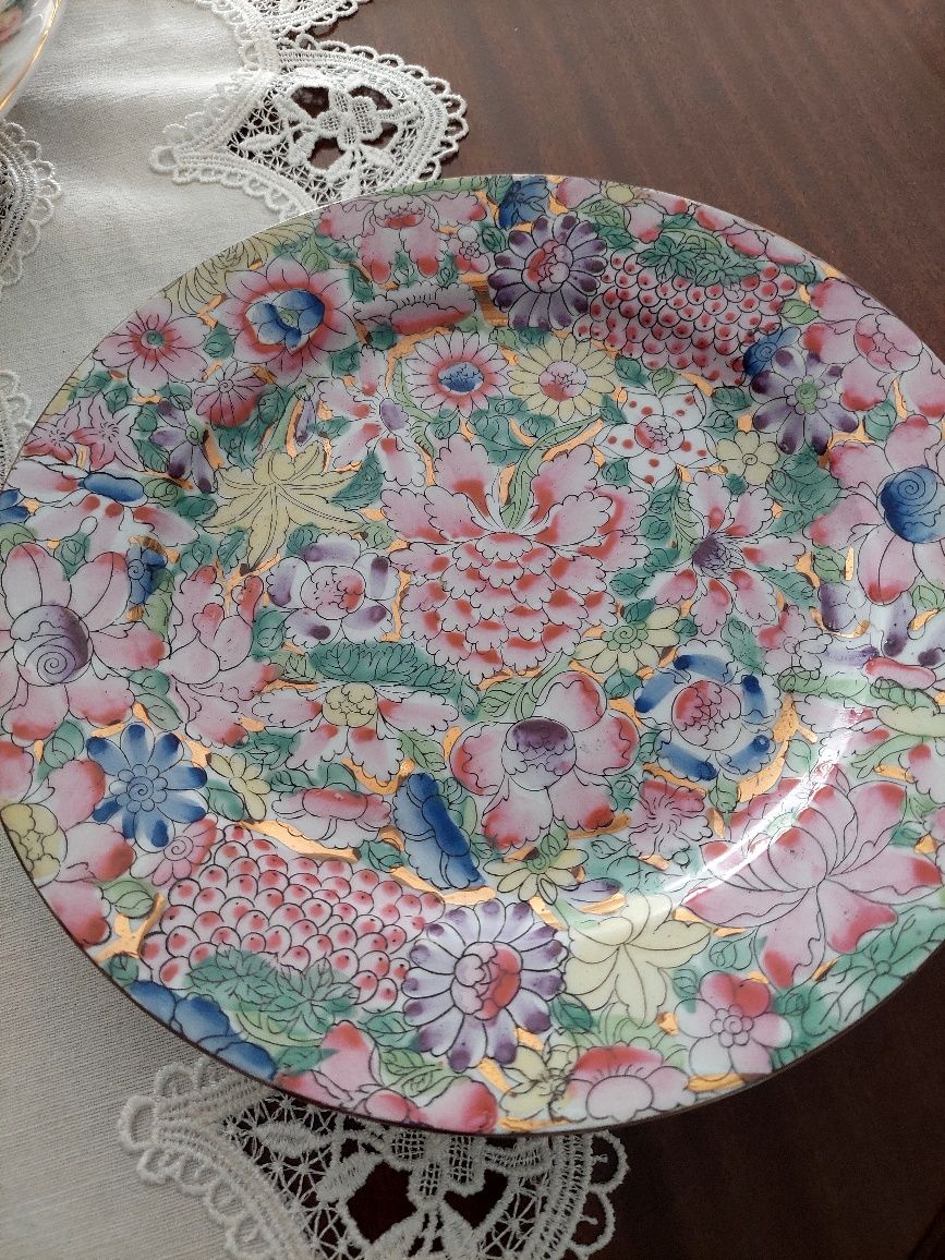 Pratos e potes de porcelana chinesa e japonesa