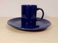 Niebieski komplet naczyń ceramicznych, kubek + talerz.