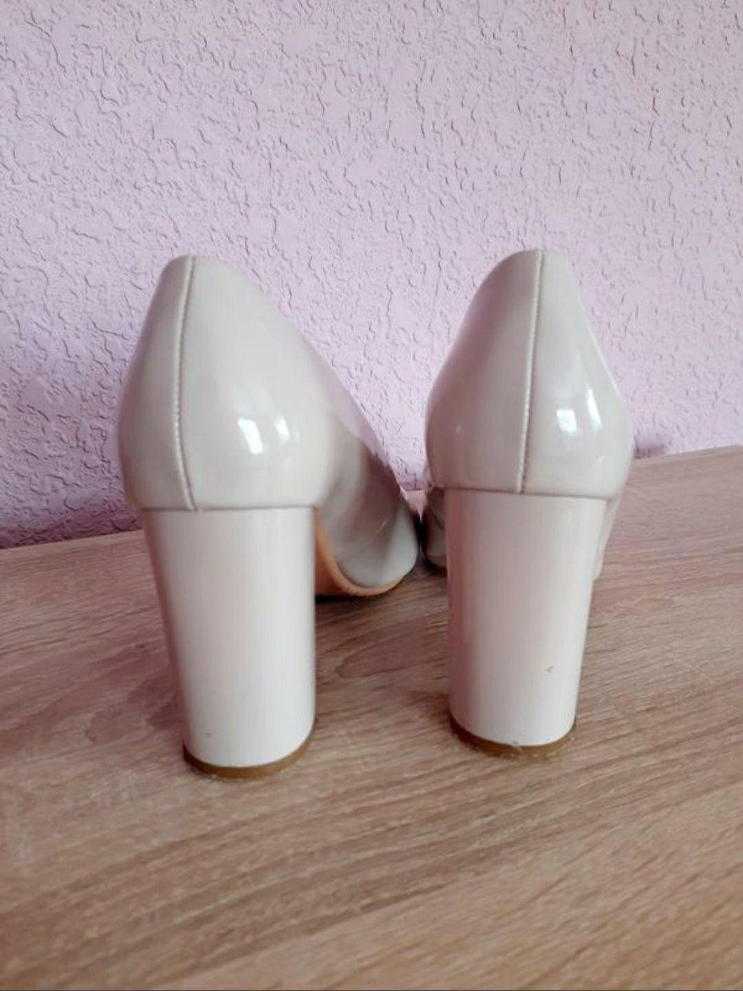 Жіночі бежеві лакові туфлі розмір 38, дешево