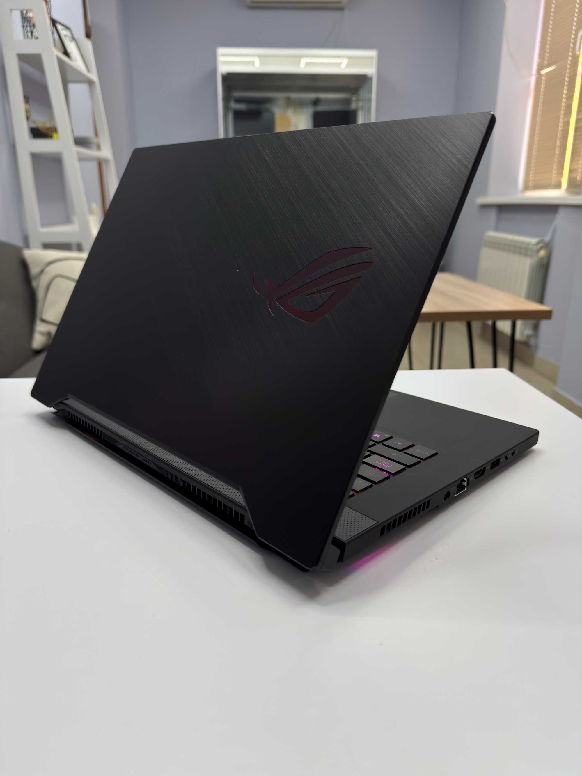 Asus Rog Zephyrus 15.6" 240Hz RTX 2070 8Gb 115W i7-9750H 16 Gb 512 Gb