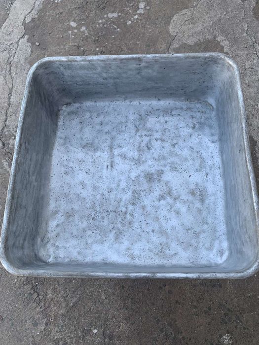 Ёмкость из пищевого аллюминия для хранения продуктов.