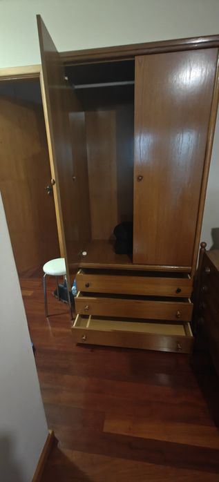 Roupeiro de madeira 3 gavetas - 50€