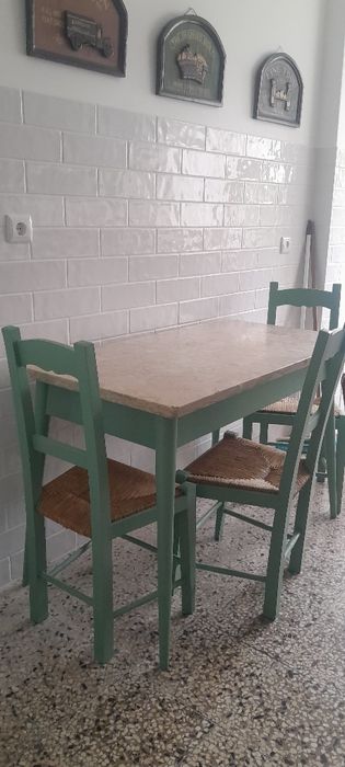 Mesa com tampo de pedra e 4 cadeiras