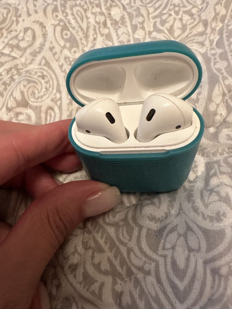 Фірмові навушники Apple AirPods (б/в)