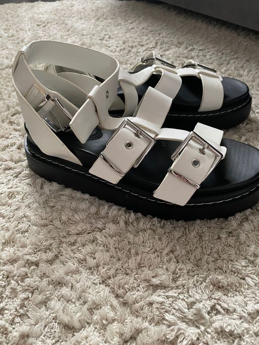 Босоніжки жіночі