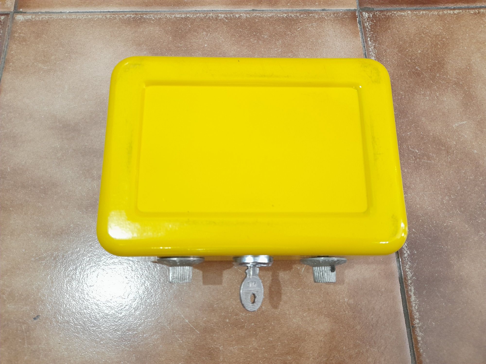 Cofre com segredo e fechadura  - portátil com chave amarelo como novo