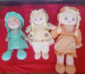 Peluches vários e bonecas