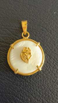 Medalha em prata com madrepérola e coração de Viana