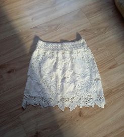 Biała koronkowa spódniczka mini