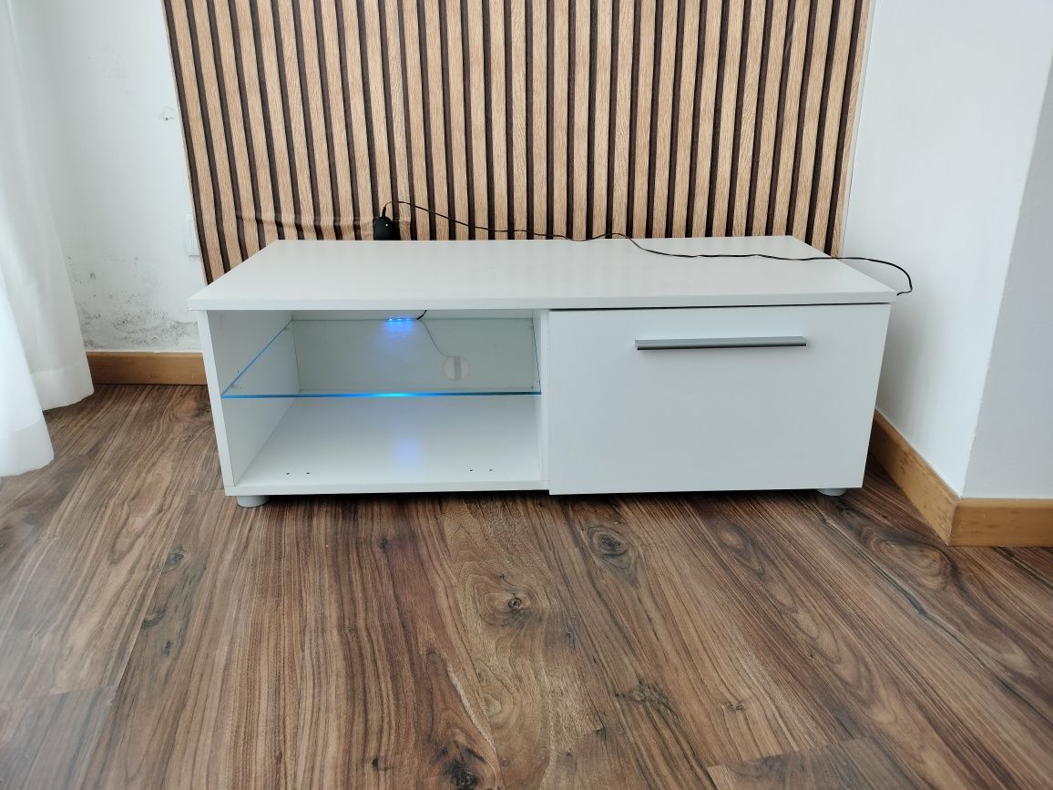 Móvel com Led bom estado