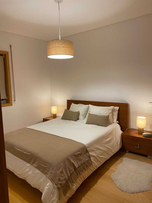 Cama de casal, mesinhas, estrado e colchão em bom estado