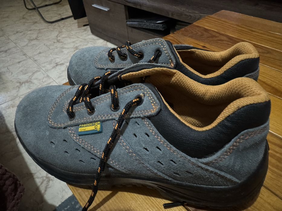 Sapatos de seguranca novos
