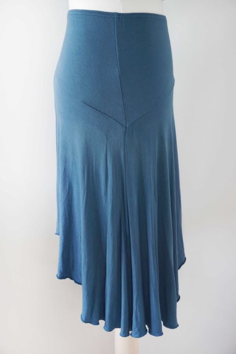 Dopasowana spódnica letnia midi wiskoza do kolana niebieska