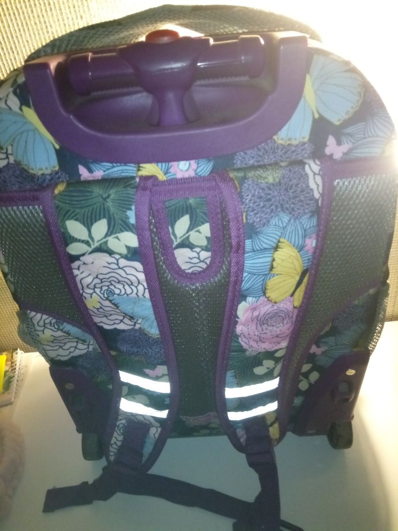 Trzykomorowy plecak na kółkach do szkoły