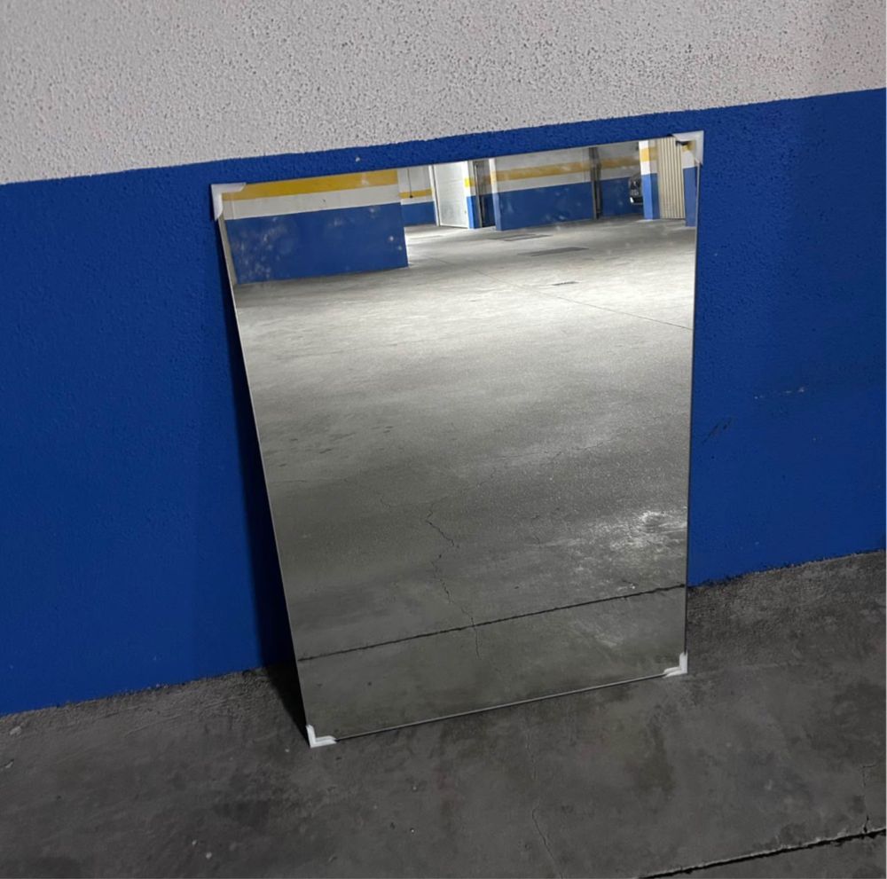Espelho liso com suporte para parede