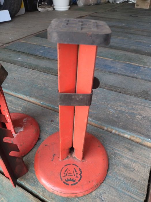 Підставки під машину